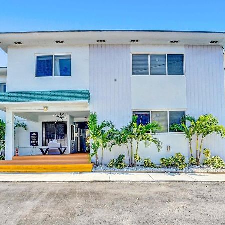 Christmas Retreat Walk To Dania Beach Pool Bagian luar foto