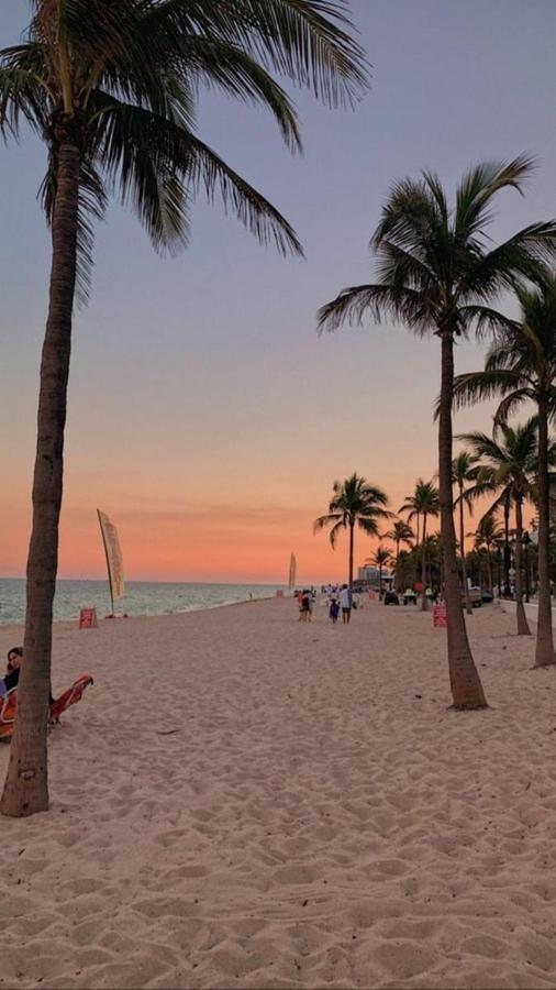 Christmas Retreat Walk To Dania Beach Pool Bagian luar foto